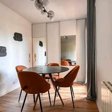Le Traditionnel - En Bordure De Paris - 322b *